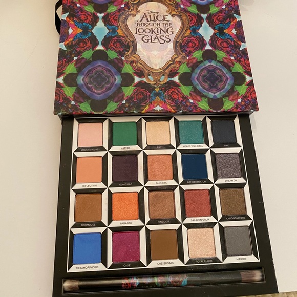 UD Alice Through the Looking Glass palette - Picture 2 of 3